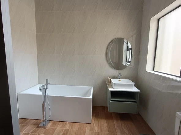5 Bedroom Flat & Apartment
