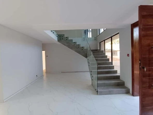 4 Bedroom Flat & Apartment
