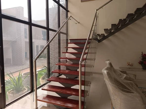5 Bedroom Flat & Apartment