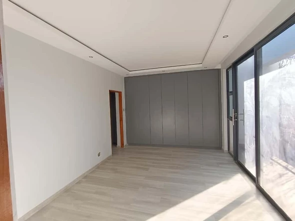 4 Bedroom Flat & Apartment