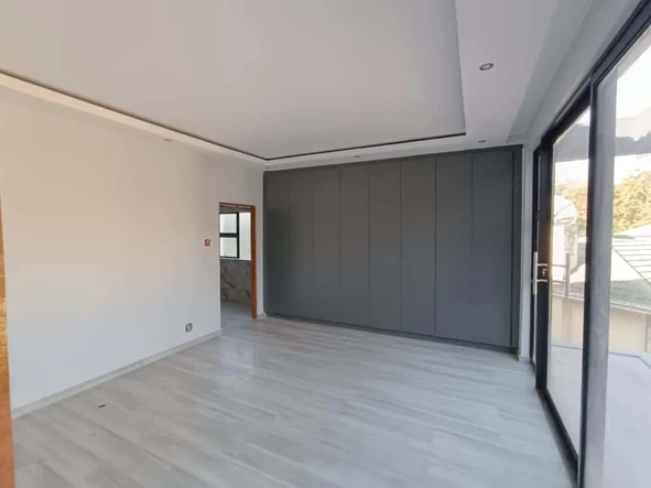 4 Bedroom Flat & Apartment