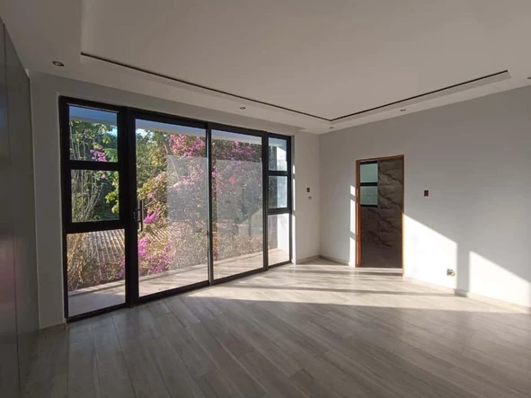 4 Bedroom Flat & Apartment
