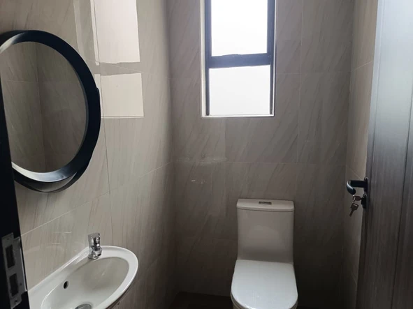 5 Bedroom Flat & Apartment