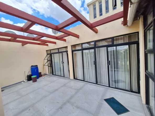 2 Bedroom Flat & Apartment