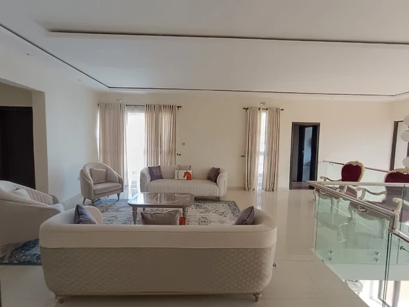 5 Bedroom Flat & Apartment