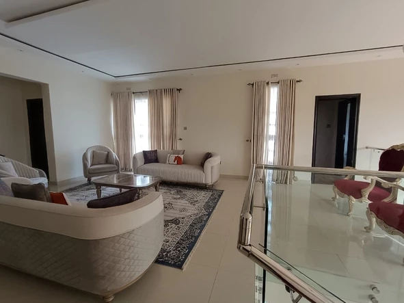 5 Bedroom Flat & Apartment