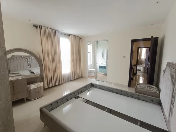 5 Bedroom Flat & Apartment