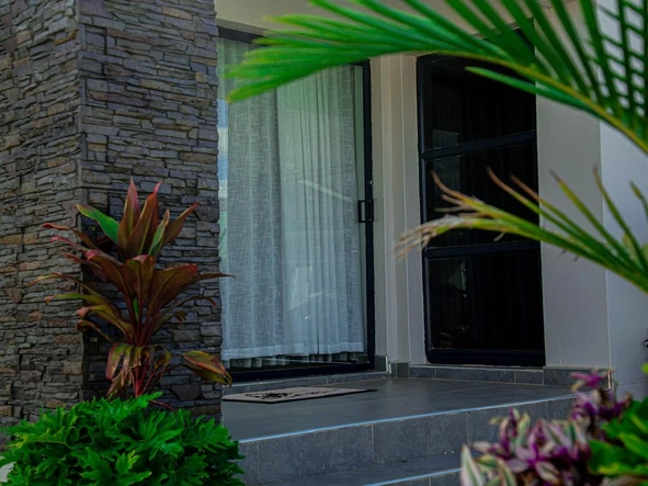 3 Bedroom Flat & Apartment